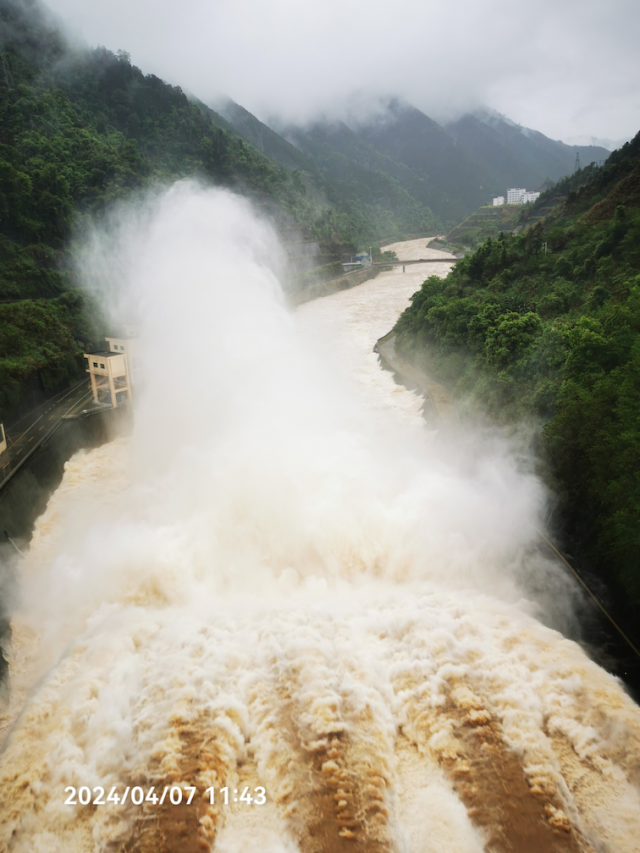 4日7日乐昌峡水利枢纽控泄调洪实景。