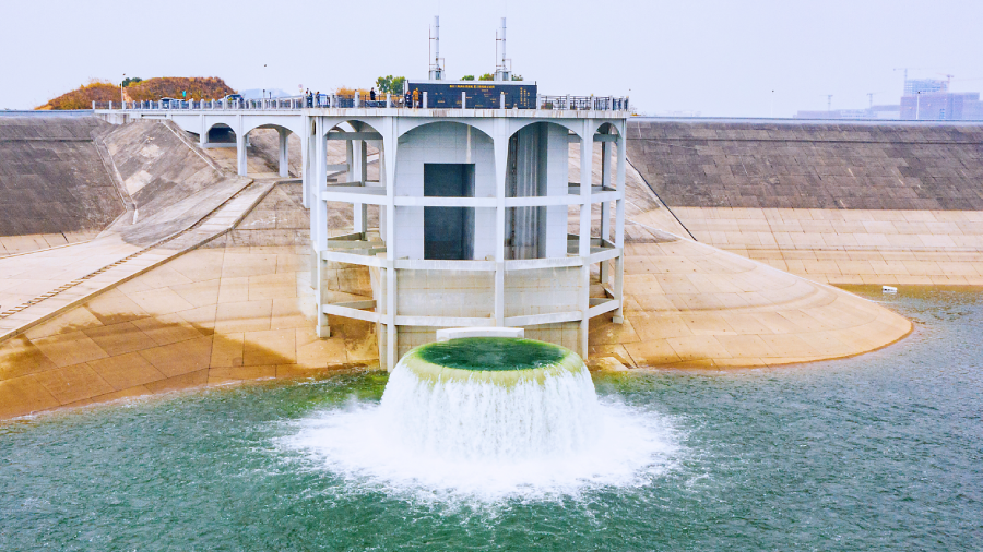 1月30日上午，珠江三角洲水资源配置工程全线通水，西江水首次正式流入深圳公明水库。1.png