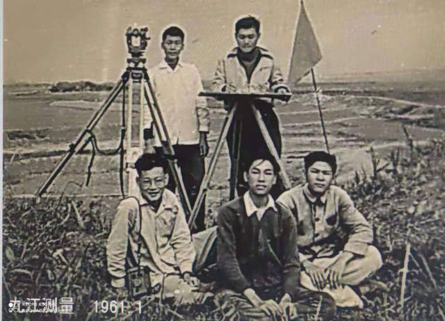 第一排右一为罗家强。