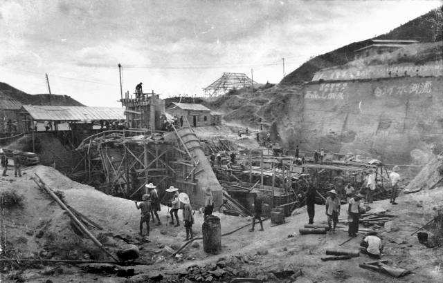 建设期间，工程打出“要高山低头、令河水倒流”的口号。